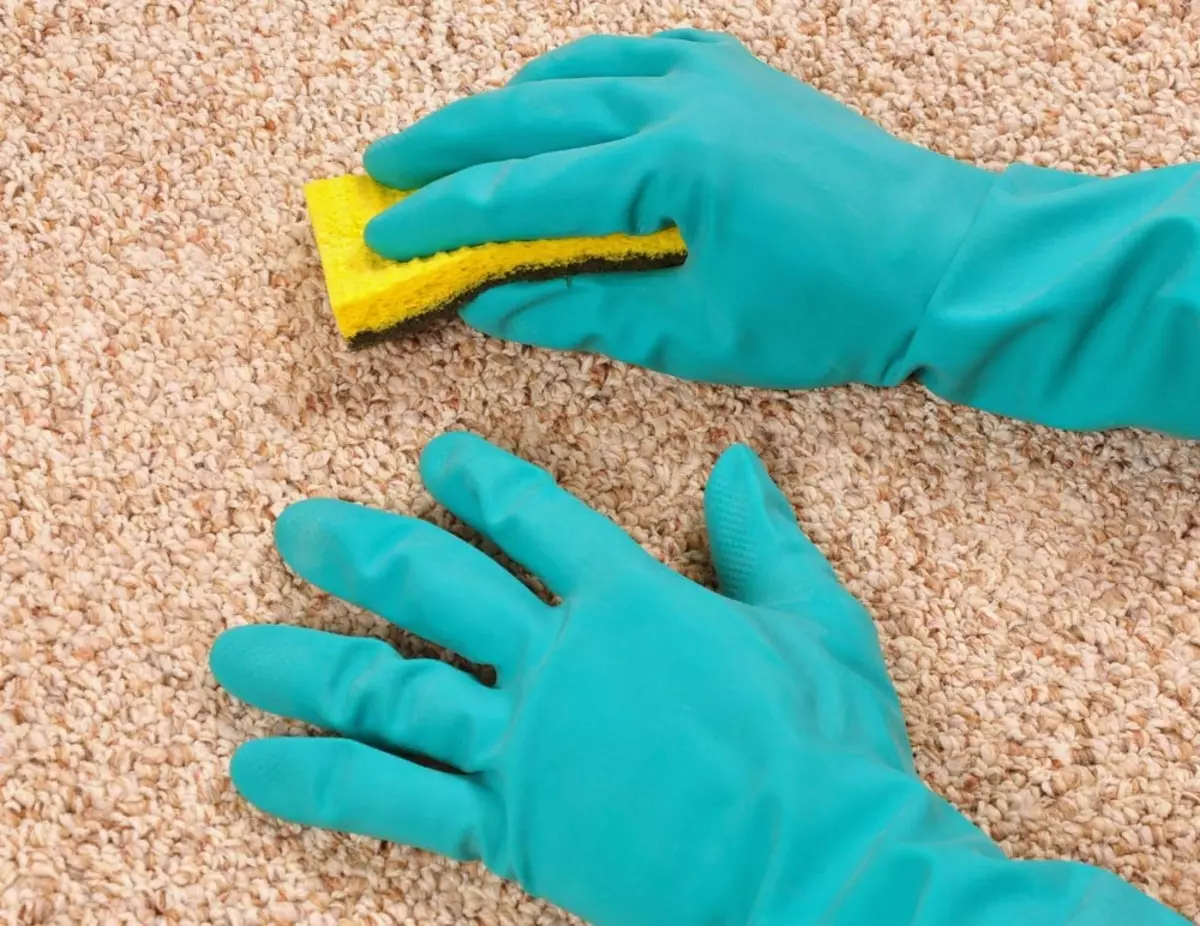כיצד לנקות את השטיח מן הצמר המצטבר