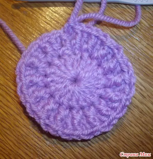Crochet txapela duen neska: neguan, udazkeneko, udaberria, udaberria eta uda argazkiekin eta bideoekin masterrak