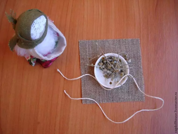 ఒక బొమ్మను ఎలా తయారు చేయాలి - నూలు నుండి మరియు ఫోటోలు మరియు వీడియోలతో ఫాబ్రిక్ నుండి ఒక motanka