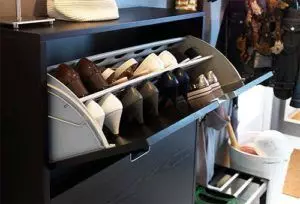 Ruajtja e rrobave dhe këpucëve në ballkon