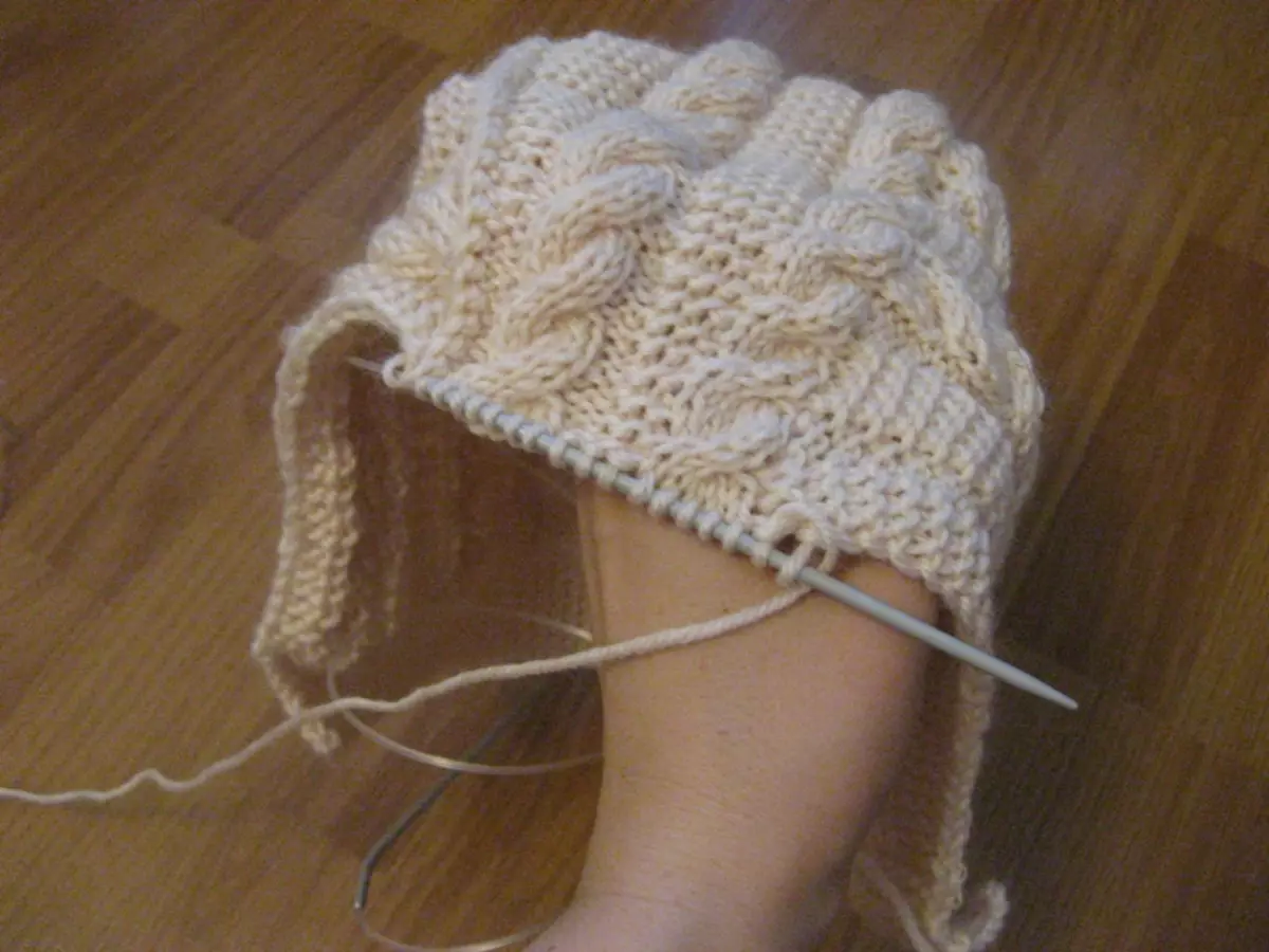 Zimski klobuk za dekleta s pletilnimi iglami: sheme z opisom pletenja jesenskega dodatka in klobuk-čelad