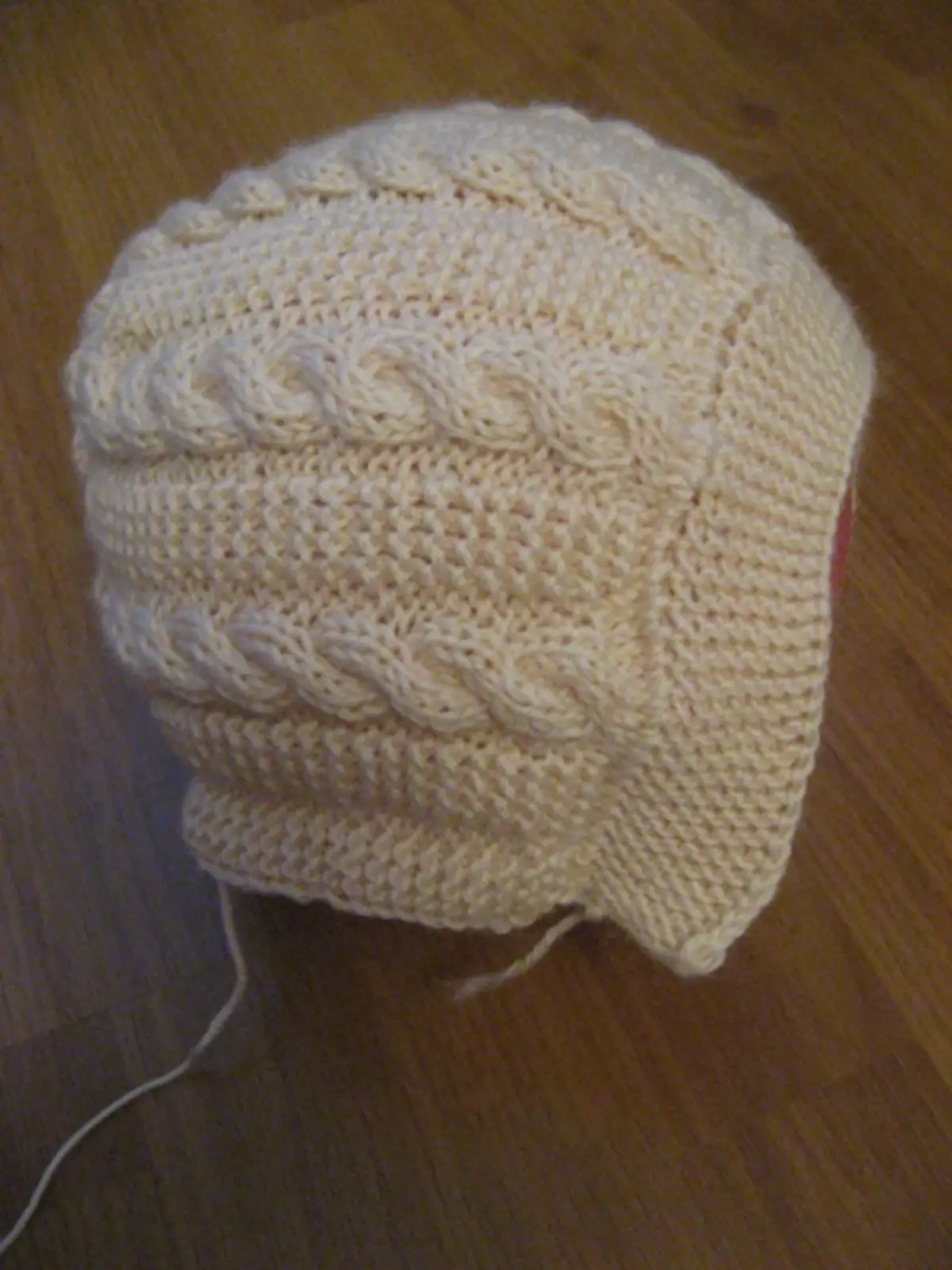 Sombrero de invierno para niñas con agujas de tejer: esquemas con una descripción del tejido del accesorio de otoño y los cascos de sombreros