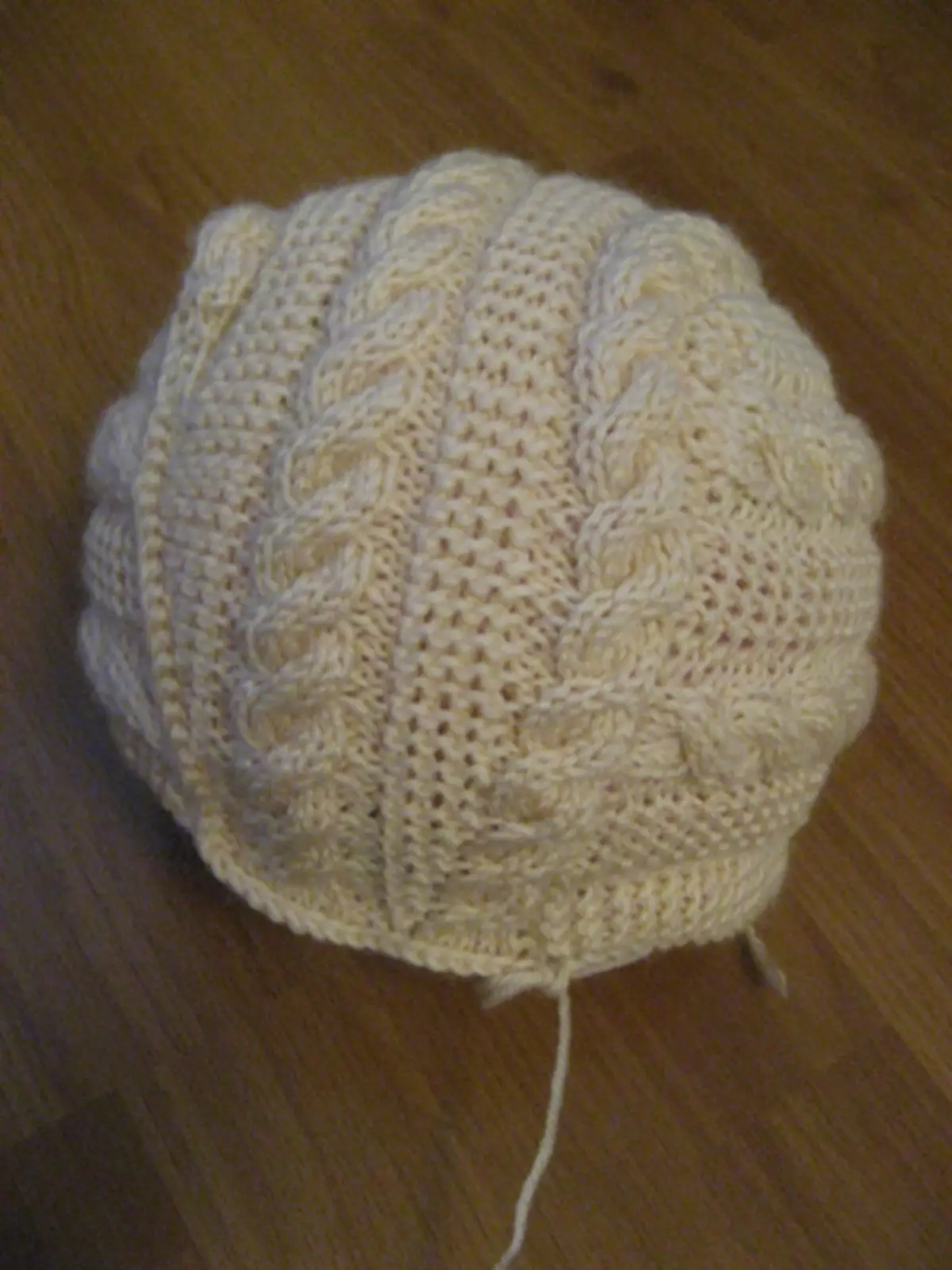 Chapéu de Inverno para meninas com agulhas de tricô: esquemas com uma descrição do tricô do acessório de outono e capacetes-capacetes
