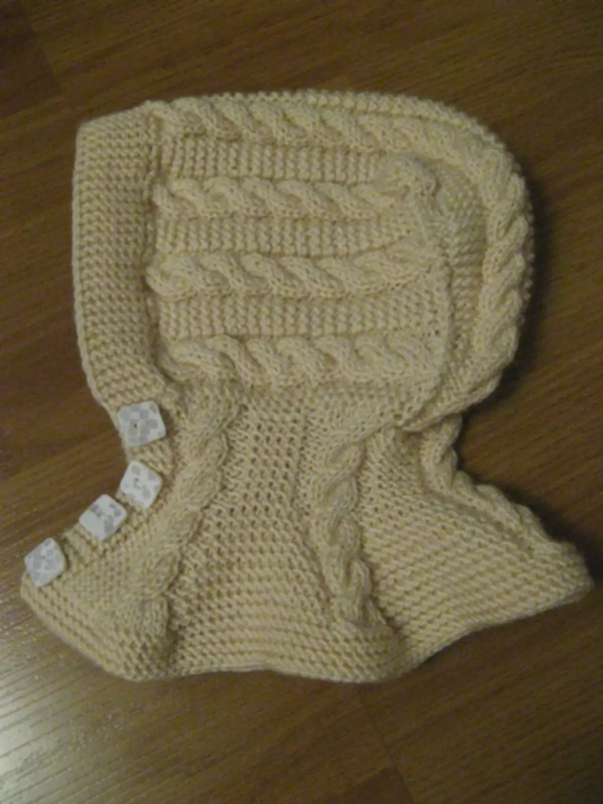 Chapéu de Inverno para meninas com agulhas de tricô: esquemas com uma descrição do tricô do acessório de outono e capacetes-capacetes