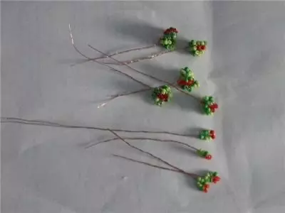 Geranium daga beads tare da nasu hannun