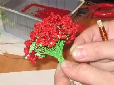 Geranium from beads with their own hands