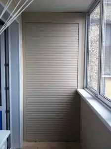 Пристрій шафи з ролетами на балконі