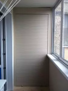 Dispozitivul cabinetului cu rulouri pe balcon