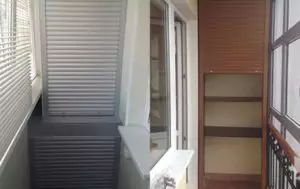 Dispositif de l'armoire avec volets roulants sur le balcon