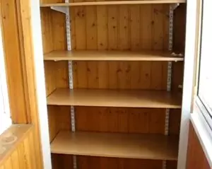 Dispositif de l'armoire avec volets roulants sur le balcon