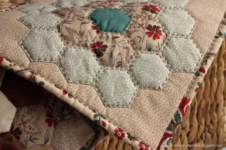 Како да направите лента без машина за шиење во техника на крпеница: Мастер класа