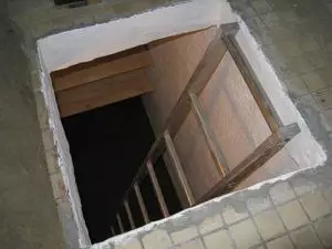 Η συσκευή του κελάρι κάτω από το Loggia και το μπαλκόνι στον πρώτο όροφο