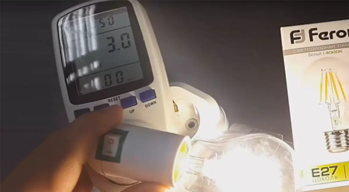 Sannheten om de filformede LED-lampene: Vi demonterer og måler wattmeter og pulsometer