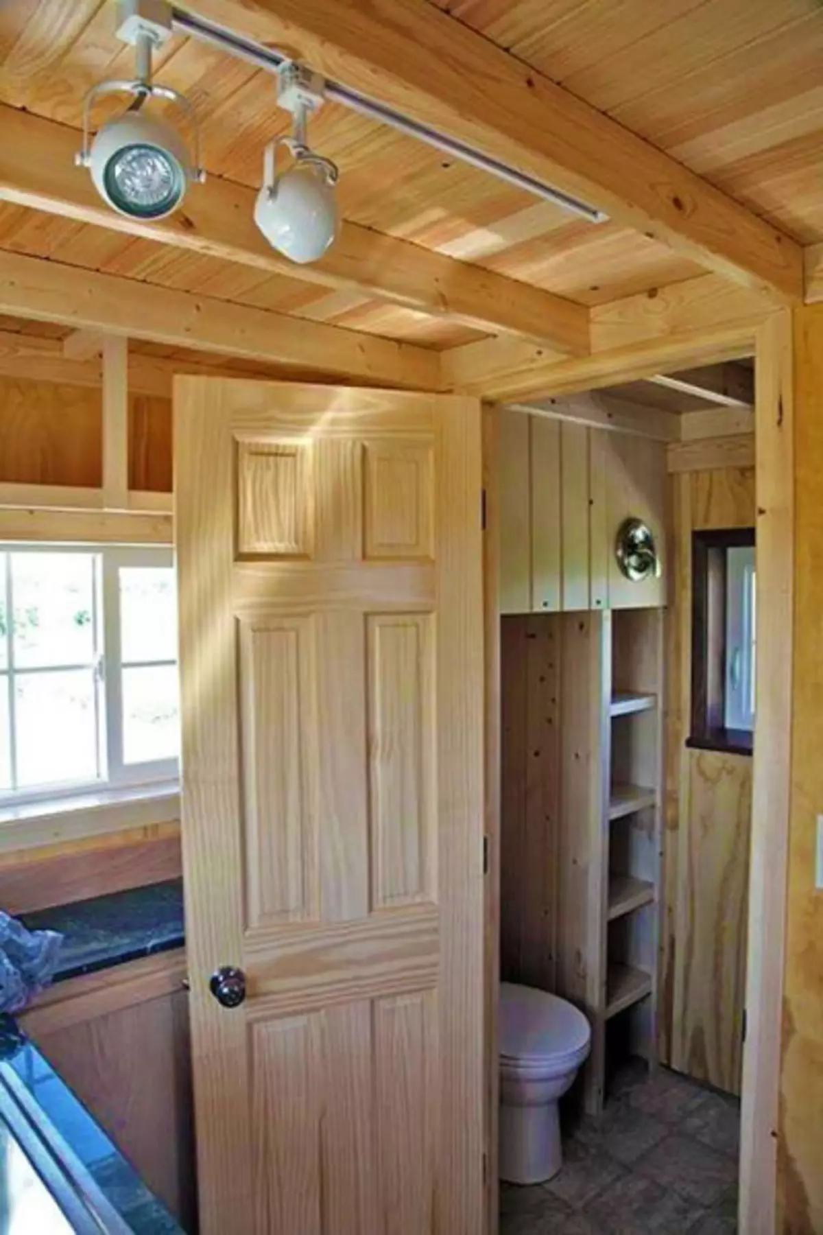 Vader en zoon bouwden een gezellig klein huis 18 m² voor een eenvoudig leven