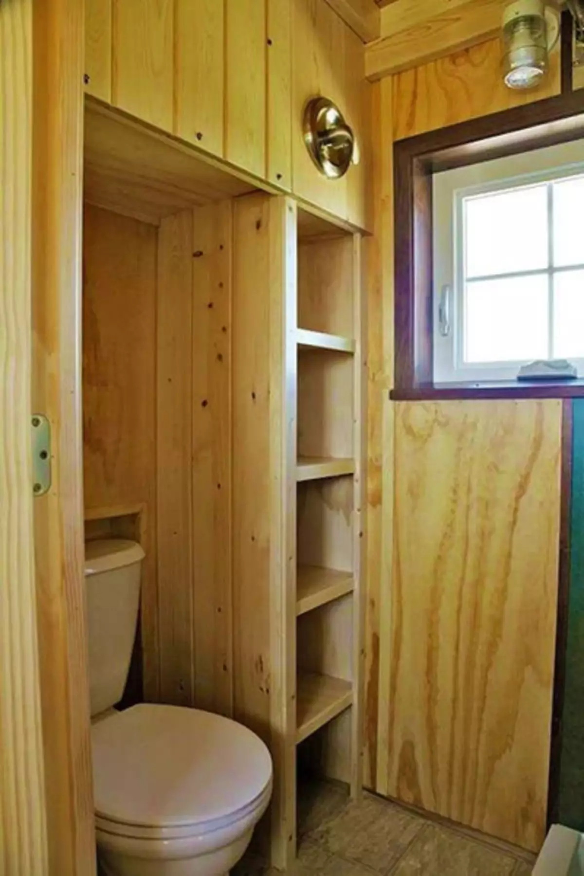 पिता और बेटे ने एक साधारण जीवन के लिए एक आरामदायक छोटे घर 18 वर्ग मीटर का निर्माण किया