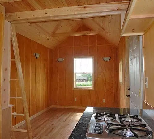 Apa és fiú épített egy hangulatos kis házat 18 négyzetméter egy egyszerű életért