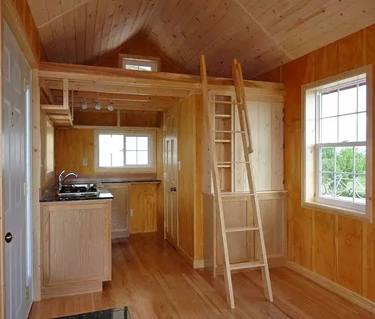Padre e hijo construyeron una acogedora casa de 18 metros cuadrados por una vida simple