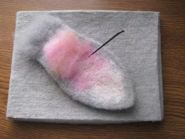 अपने हाथों से felting के लिए सुई: तस्वीरों के साथ शुरुआती के लिए जानकारी