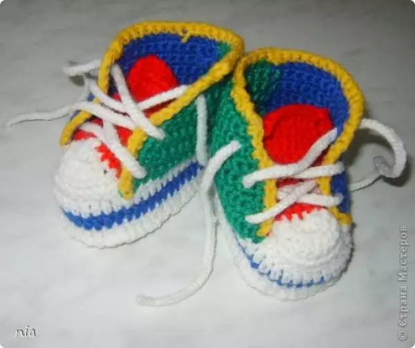 Booty-sneakers kalayan déskripsi kalayan katerangan: Kelas Master sareng pidéo sareng slippers pikeun budak