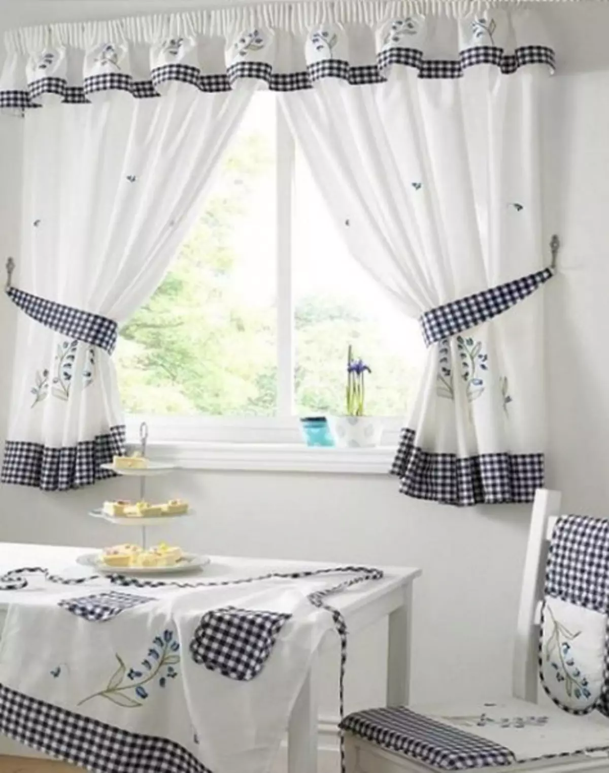 How to choose curtains or curtains for cottages