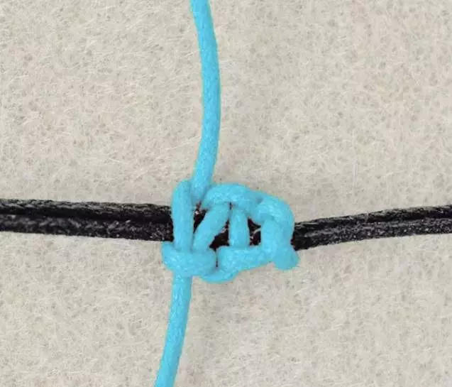 Закопчалка за гривна с ръце от кабела и мъниста