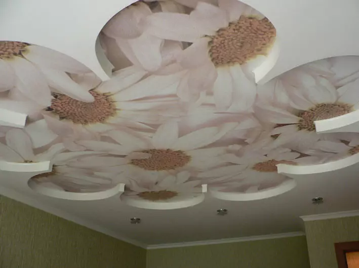 How to decorate the ceiling with your own hands: stucco, painting, photo wallpaper