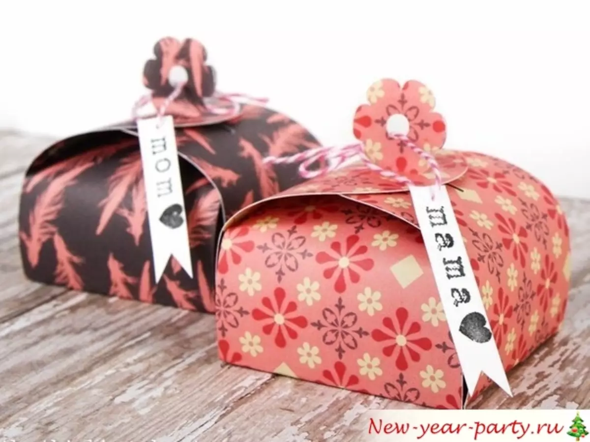 Do-it-yourself box dengan bunga dan pasta untuk tahun baru dengan foto