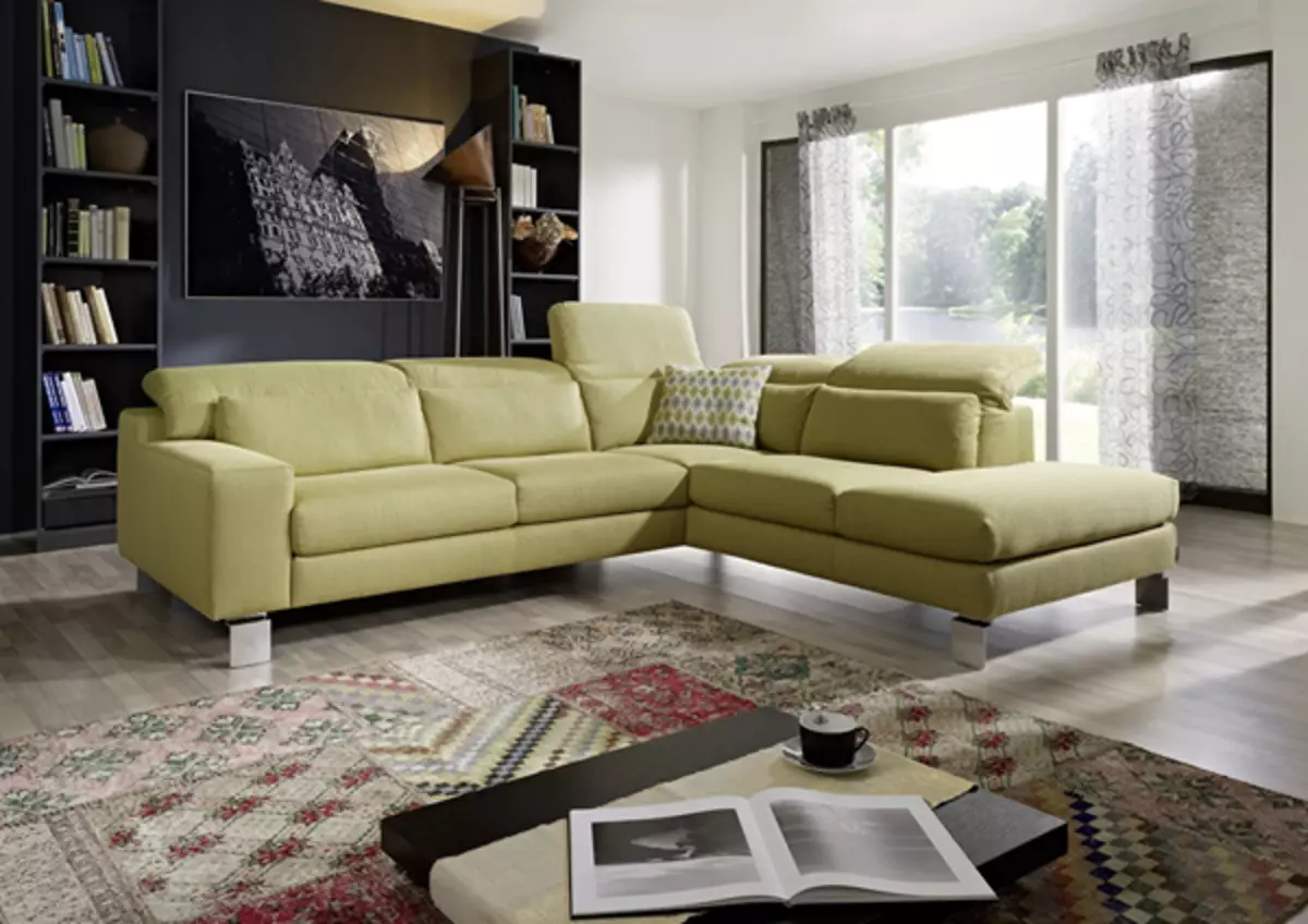 Sofa di tengah-tengah ruang tamu: Semua