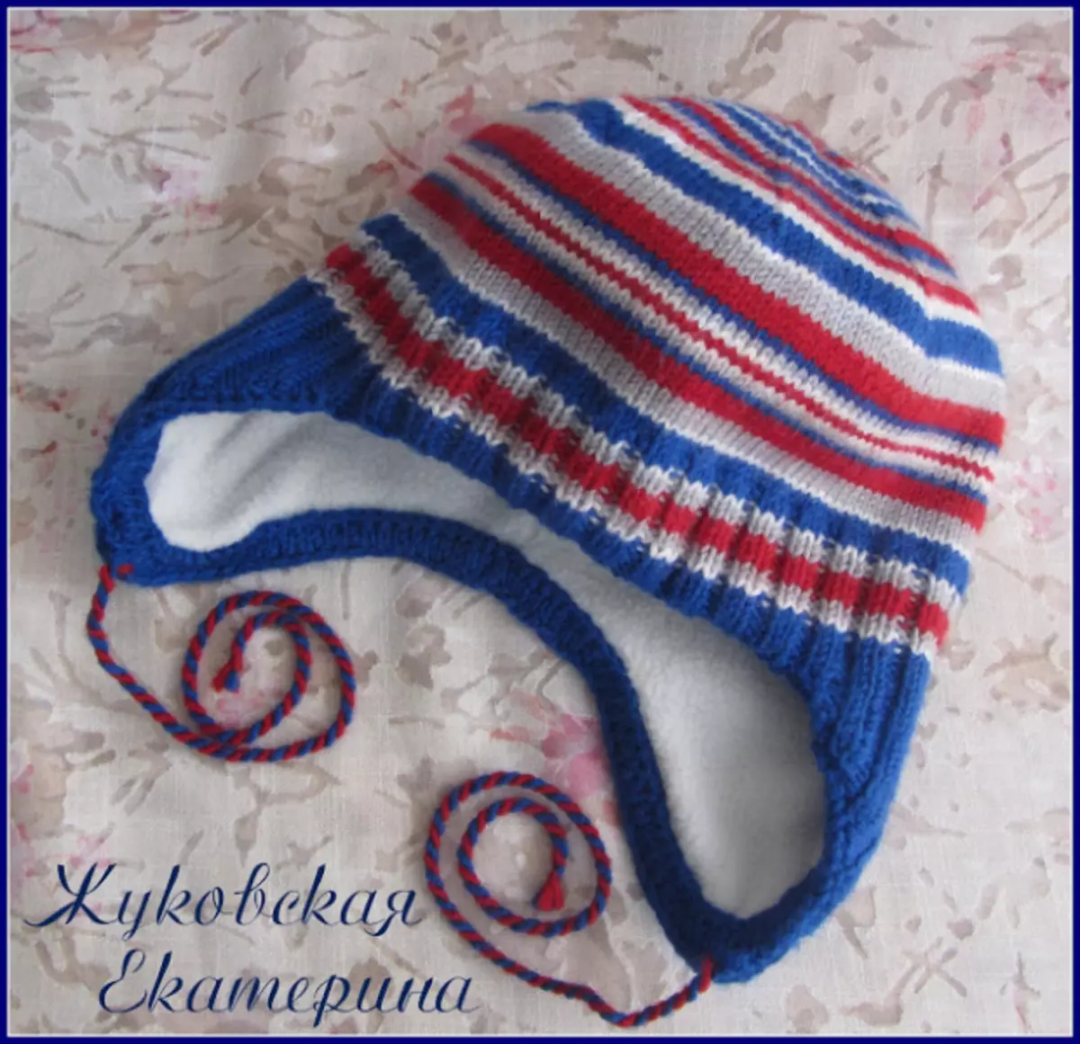 Cap Knitting Pêdiviyên ji bo kurek: toawa ku hûn bi wêneyek û vîdyoyê re zarokek helmet girêdin