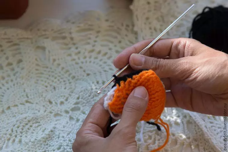 Cap de teixir agulles per a un nen: com lligar un casc de casc amb una foto i un vídeo