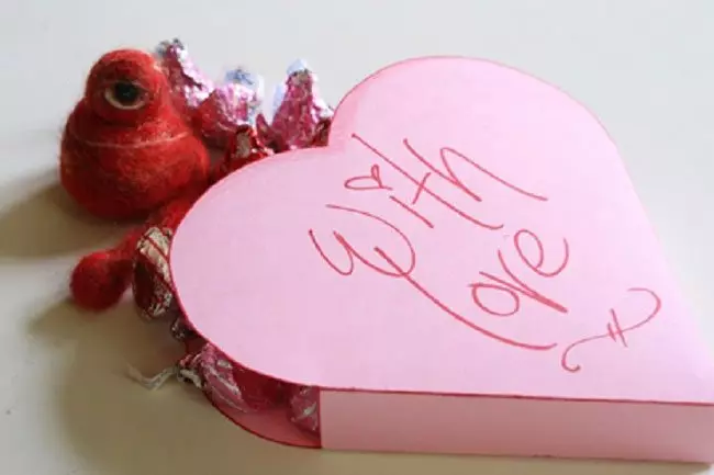Caja de corazón con tus propias manos con papel de caramelo.