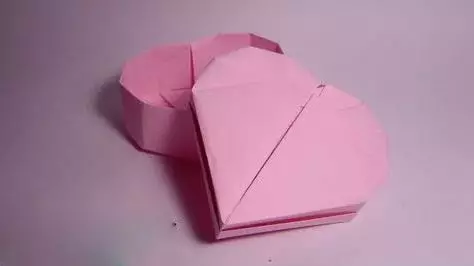 Kutijasto srce vlastitim rukama s bombonom papirom