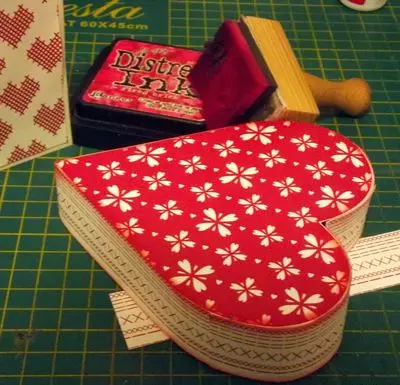 Caja de corazón con tus propias manos con papel de caramelo.