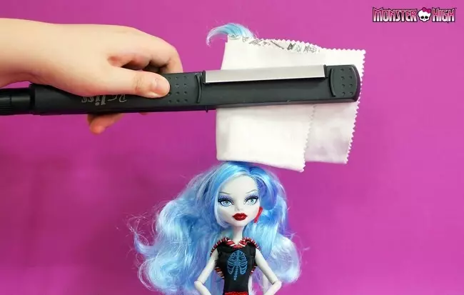 Kuidas sirgendada juuksed Barbie nukk kodus