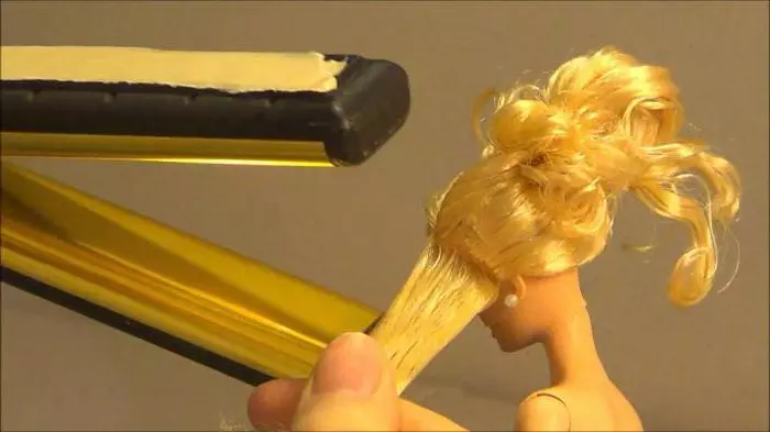 Kuidas sirgendada juuksed Barbie nukk kodus