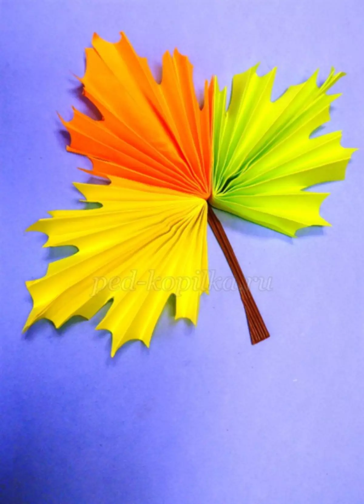 Application sur le sujet automne de papier coloré à la maternelle avec photos et vidéo