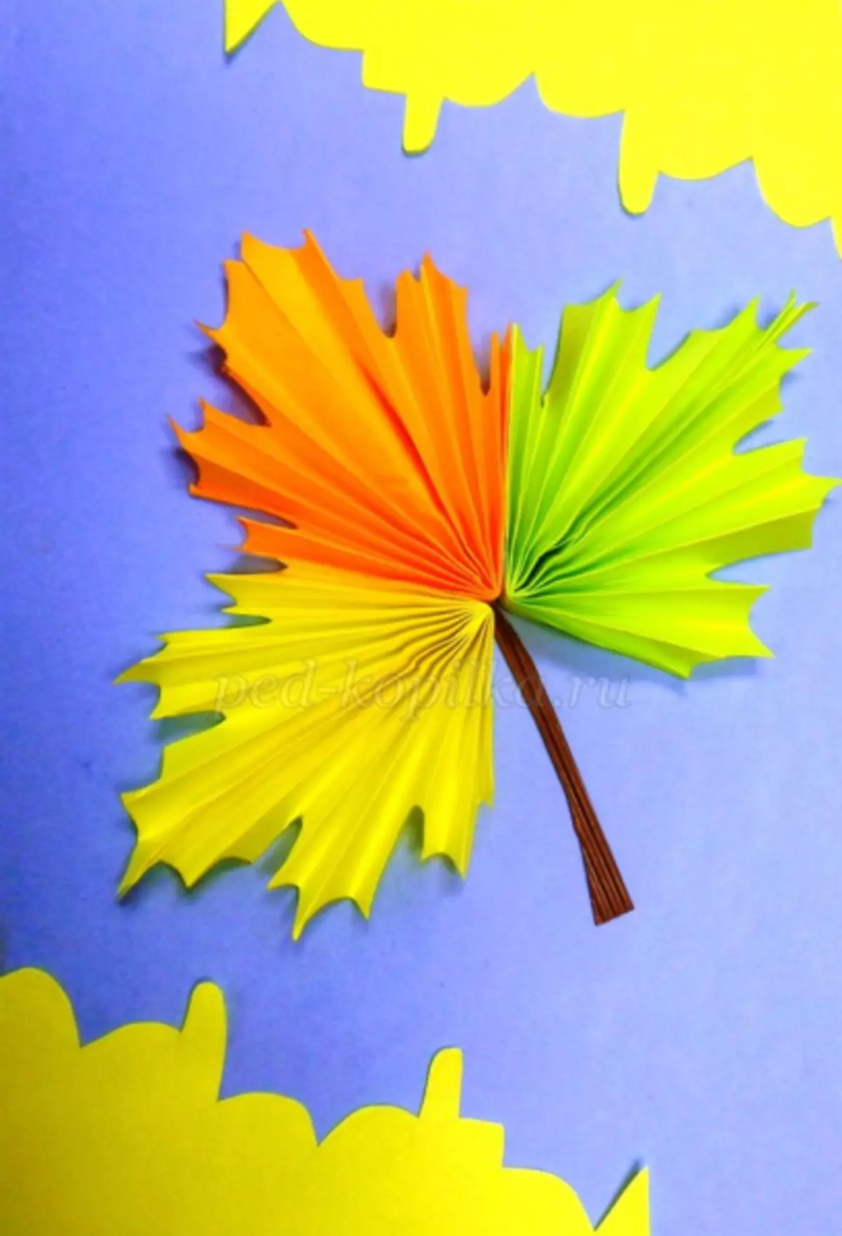 Application sur le sujet automne de papier coloré à la maternelle avec photos et vidéo