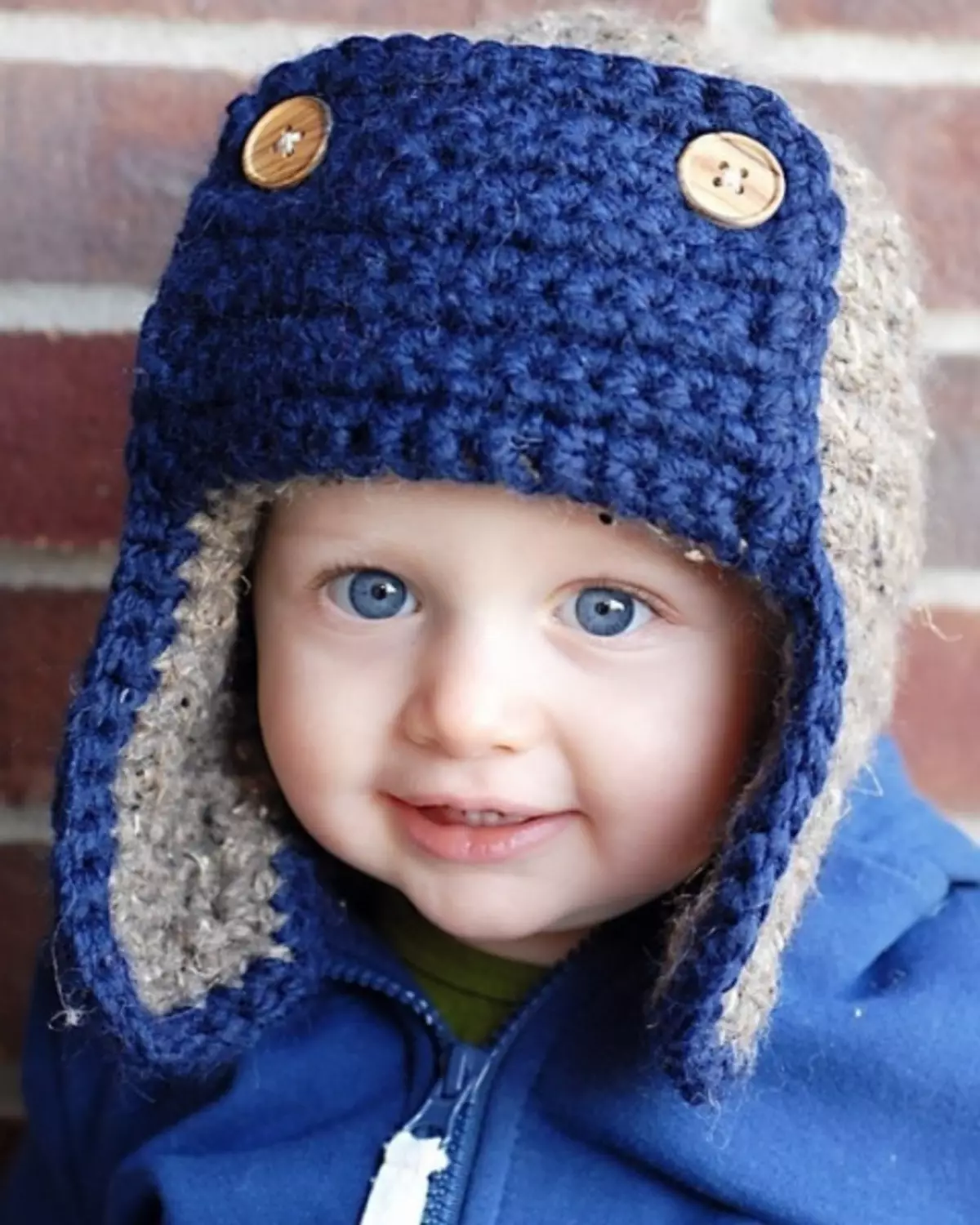 Sombreiro con agullas de tricotar para un neno: como amarrar un sombreiro de casco e o inverno Earguard para nenos con vídeo