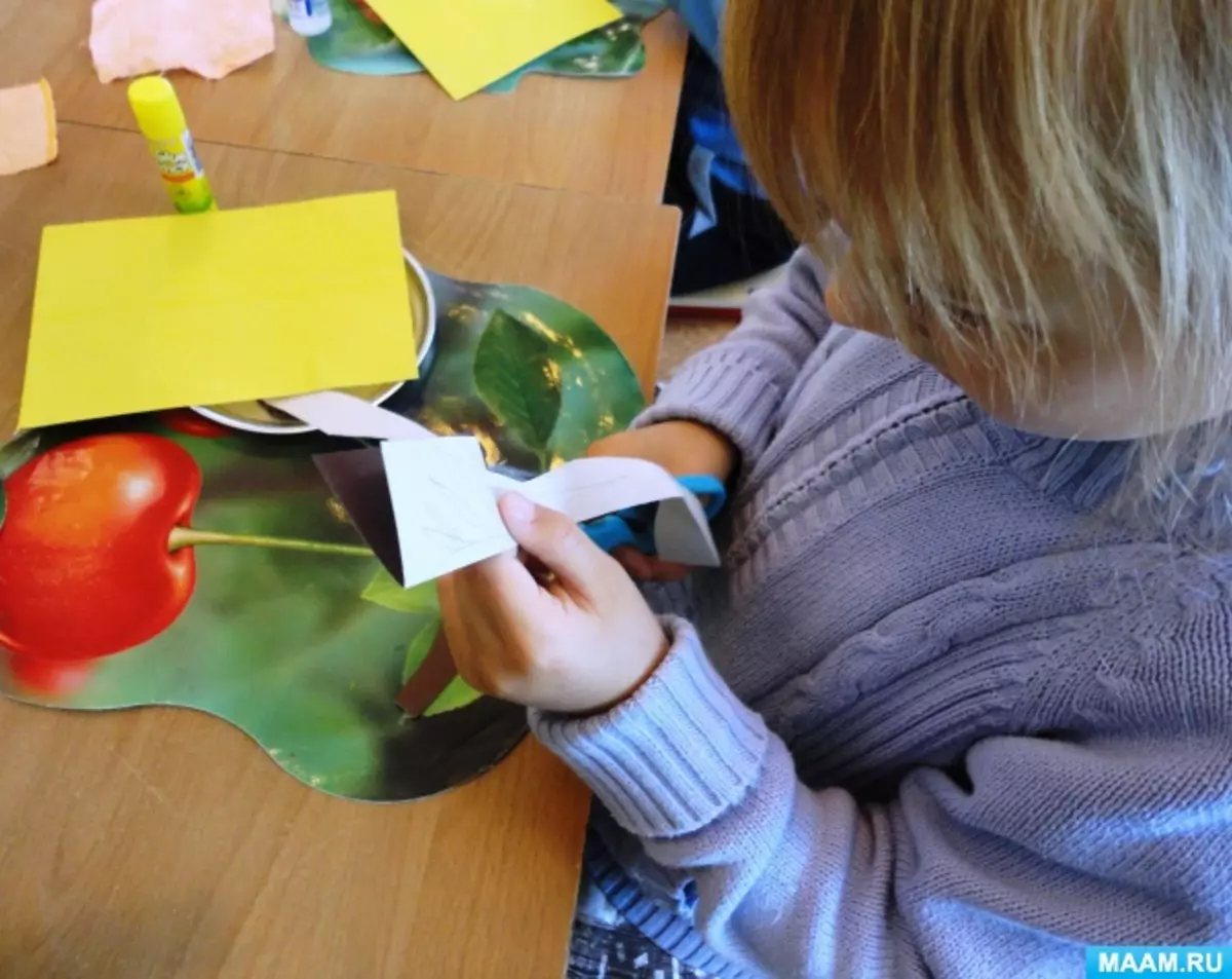 Anwendung von Papier zum Thema Herbst: Wie geht es mit einem Kind mit einem Kind 1-4?