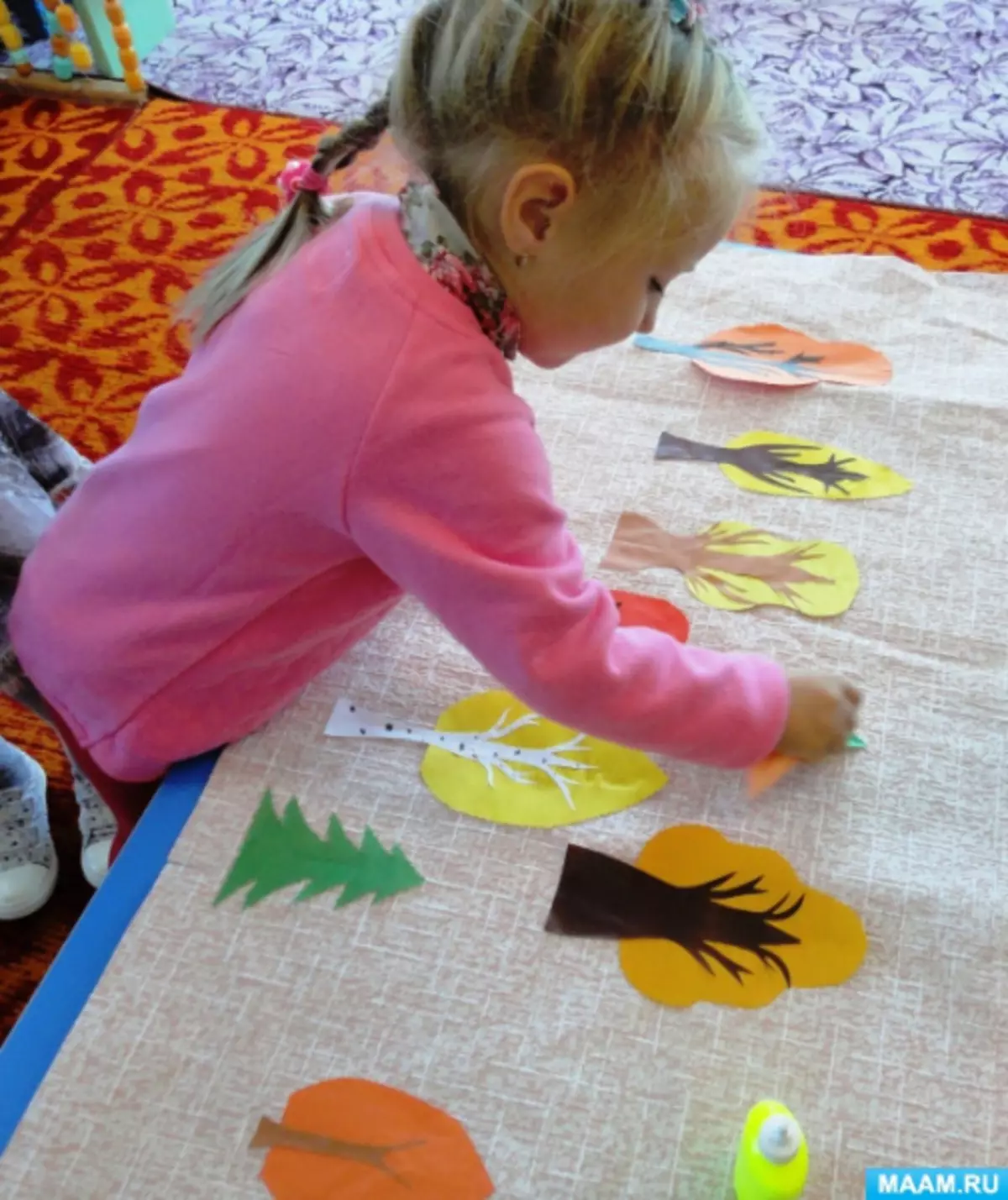 Aplicação do papel no tópico Outono: Como fazer com uma criança 1-4 classe