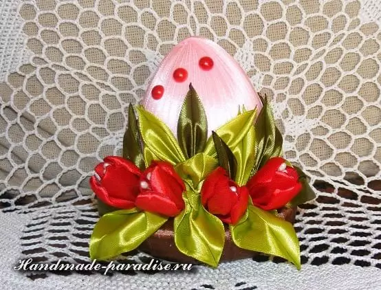 Húsvéti tojások selyem tulipánokkal