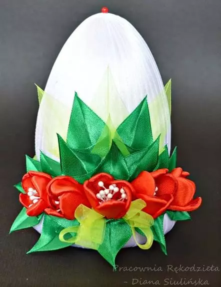 Uova di Pasqua con tulipani di seta