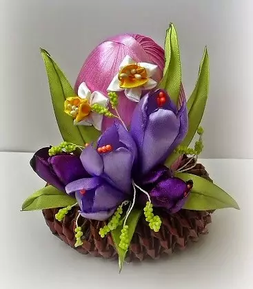 Wielkanocni jajka z jedwabnymi tulipanami