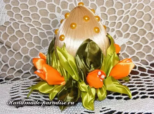 रेशीम tulips सह इस्टर अंडी