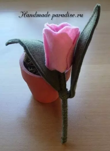 Paaseieren met zijden tulpen
