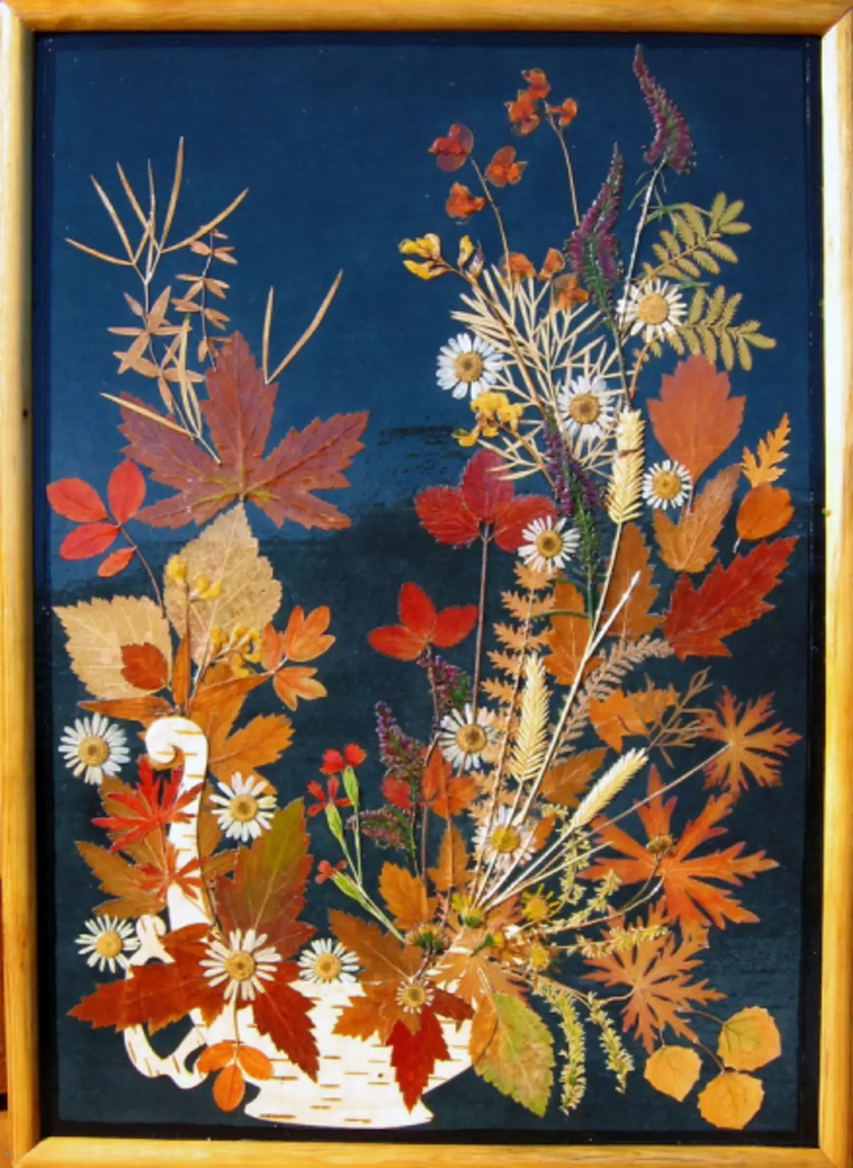 لوحة من المواد الطبيعية على موضوع الخريف مع الصورة