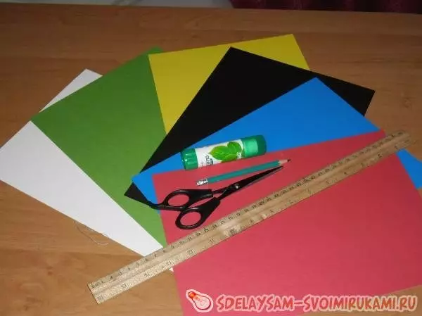 Appliques anak-anak dari kertas berwarna dengan tangan mereka sendiri: cetak template