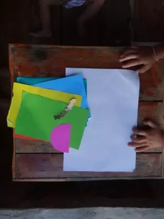 Kinders se appliques van gekleurde papier met eie hande: druk templates