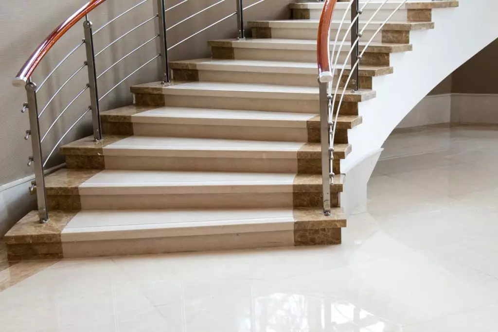 Evdeki merdivenleri seçmek için hangi kiremit: Yüzlü malzeme türleri