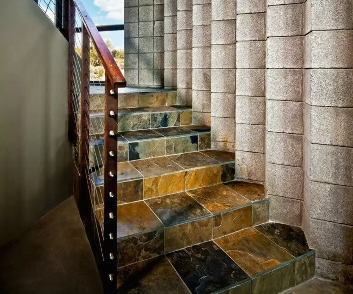 Лестница из плитки в частном доме фото